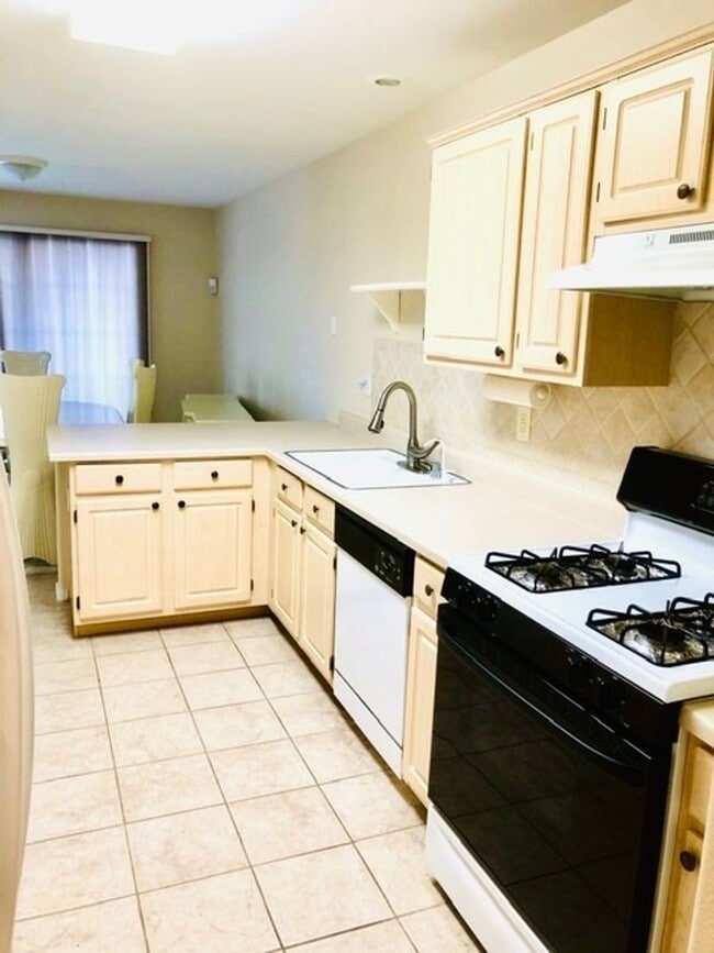 Building Photo - WONDERFUL DUAL MASTER BEDROOM TOWNHOME IN GATED "GREEN VALLEY COMMUNITY!!"