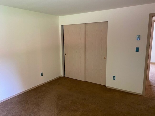 Building Photo - 3 Bedroom , 2 Bath Rambler with 2 Car Gara...