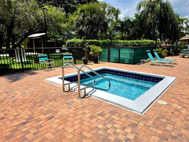 Building Photo - 2112 S Cypress Bend Dr