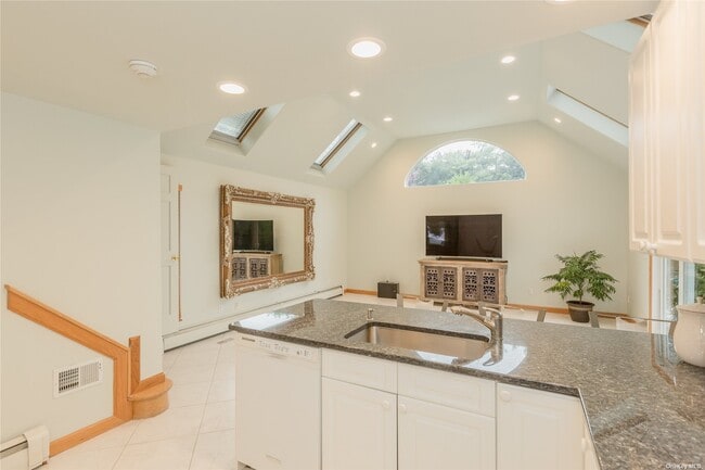 Building Photo - 2 Dovecote Ln