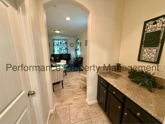 Building Photo - Spacious 4 Bed/2 Bath SW Bakersfield Home w/ RBP & $0 Deposit Option