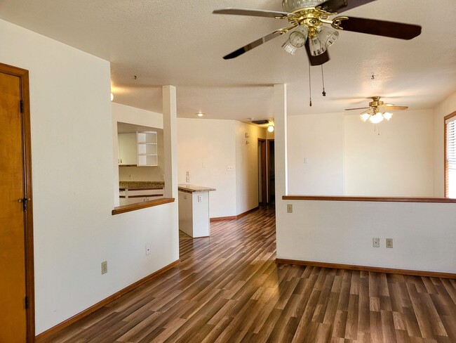 Building Photo - Spacious clean 2 bedroom unit, close to ev...