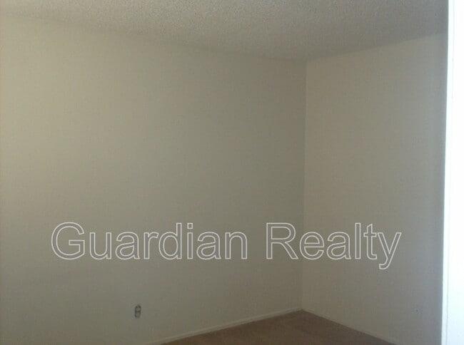 Building Photo - 2209 Tall Pine Dr