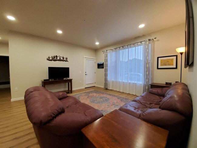 Building Photo - 2222B Willow Dr