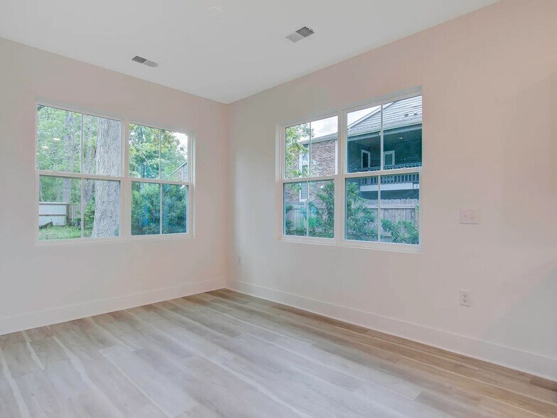 Building Photo - 8705 Jenny Lind St