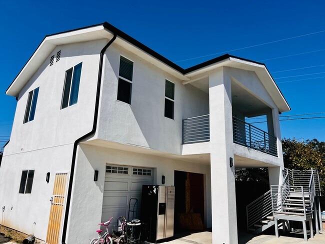 Building Photo - Private 2 bedroom, 1bath back house
