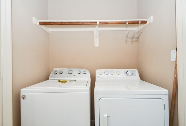 Building Photo - 748 W 16th St