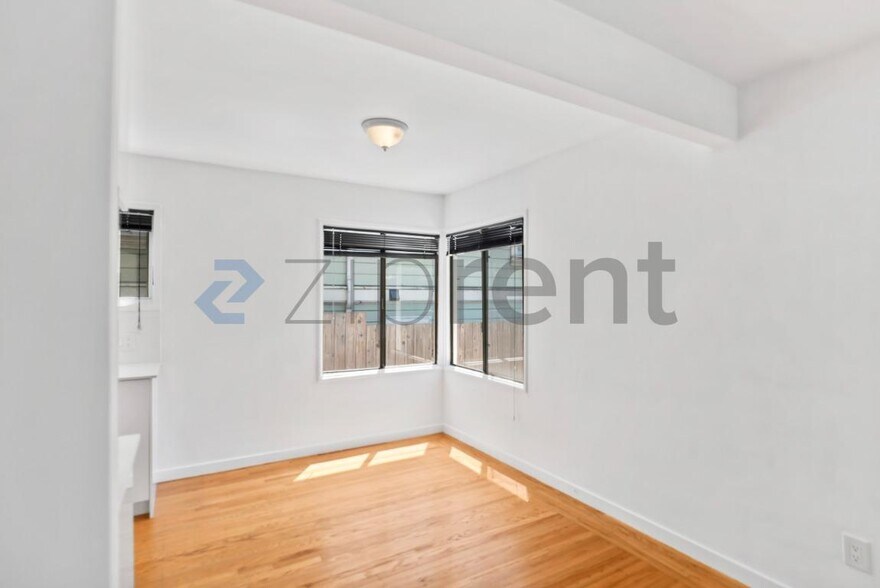 Building Photo - Unit 905