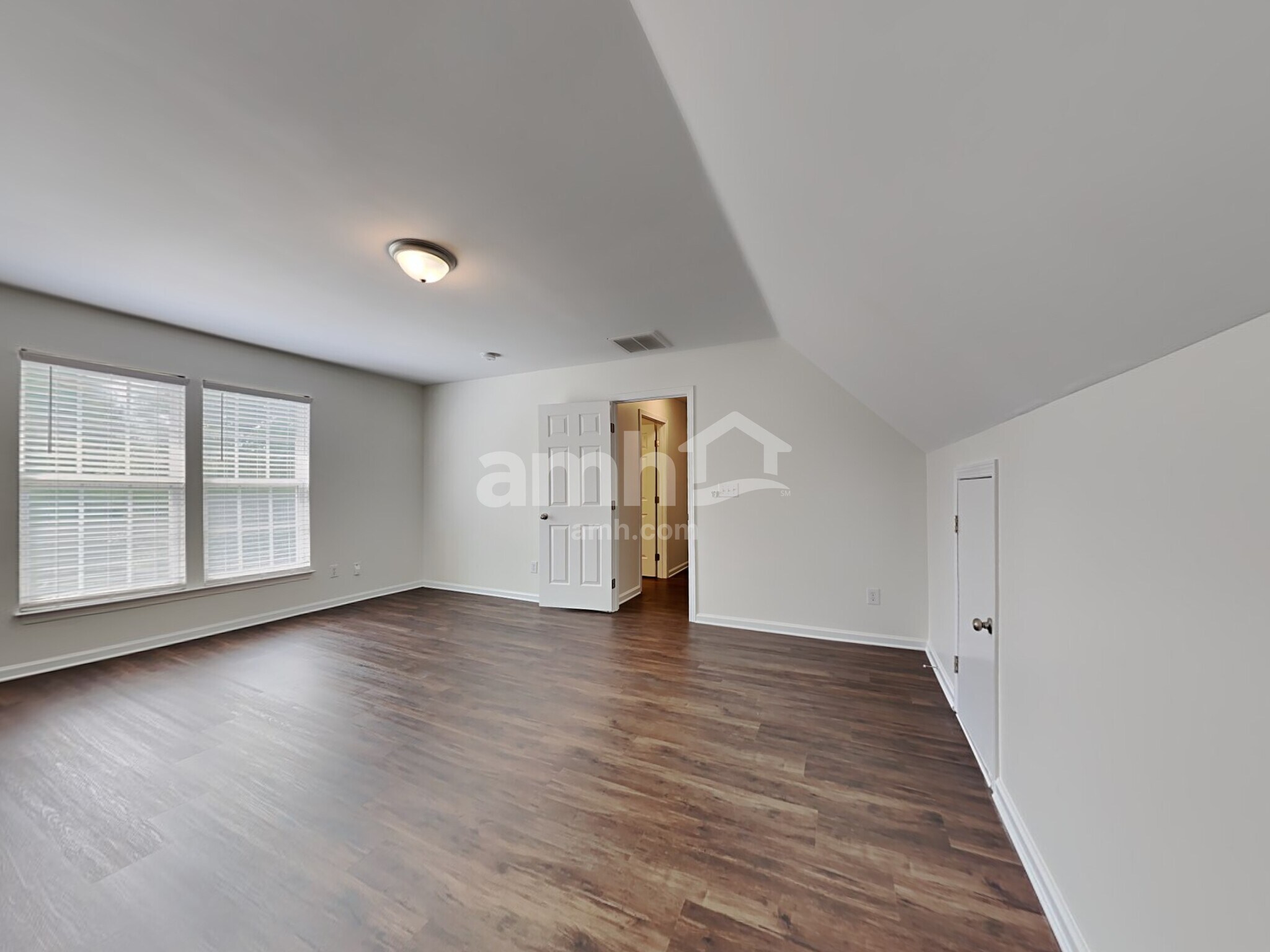 Building Photo - 9927 Spring Park Dr