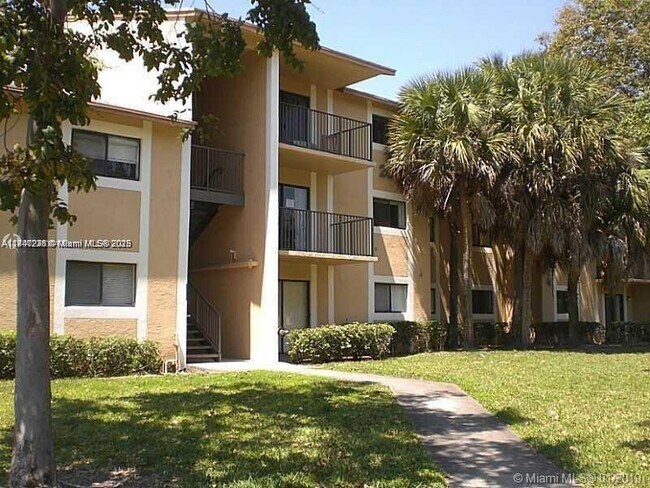 Building Photo - 450 Palm Cir W