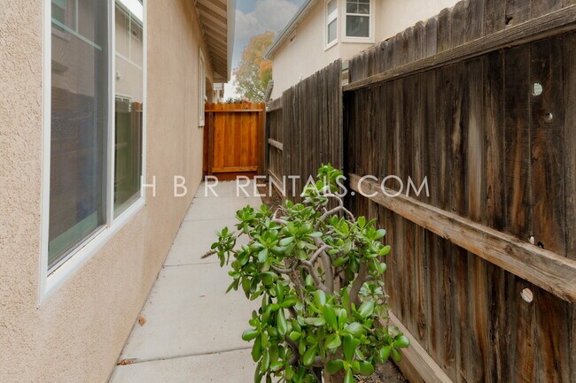 Building Photo - 1582 Peony Dr