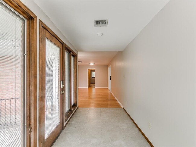 Building Photo - 1214 Cruce St