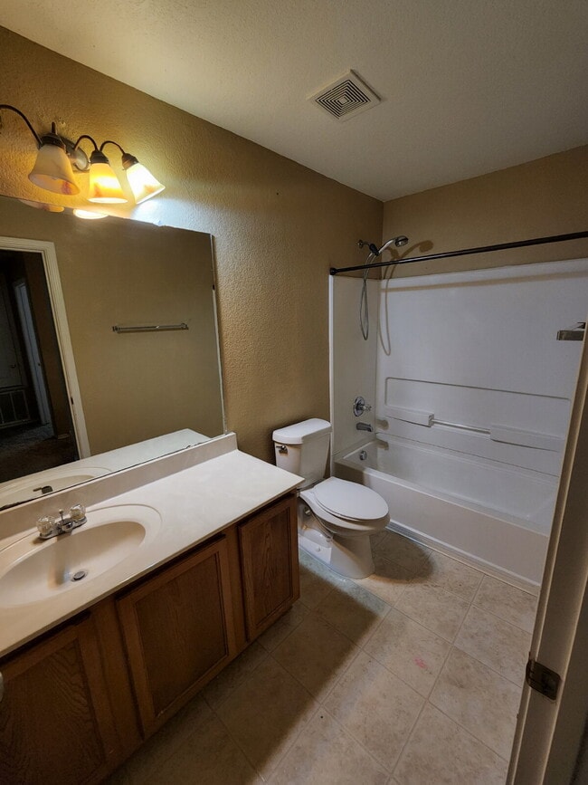 Building Photo - Spacious 4 Bedroom Home in Prime Medical Center Location