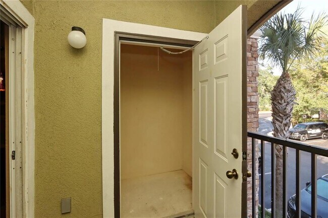 Building Photo - 9918 Courtney Palms Blvd