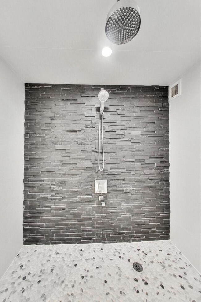 Building Photo - 2 E Erie St