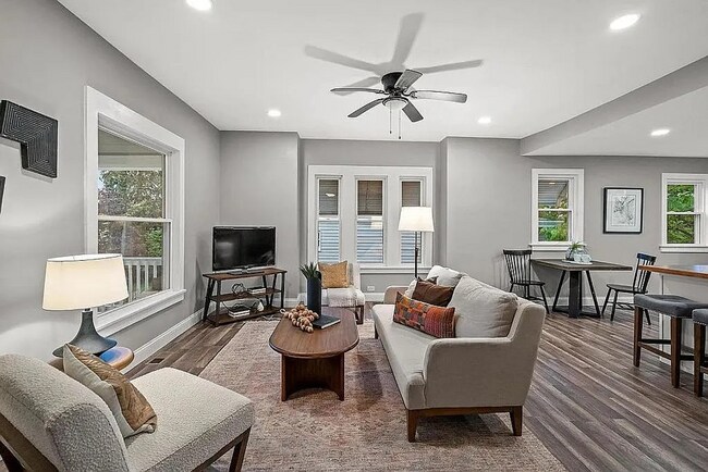 Building Photo - Gorgeous 4 or 5 bed 3.5 Bath in Madisonville!!