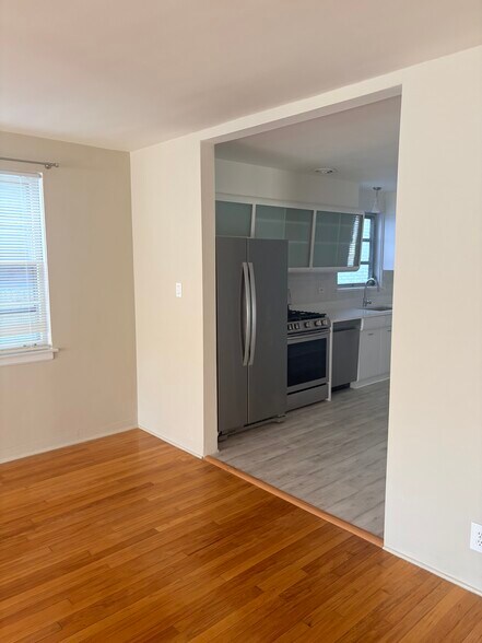 Building Photo - 2736 W Farragut Ave