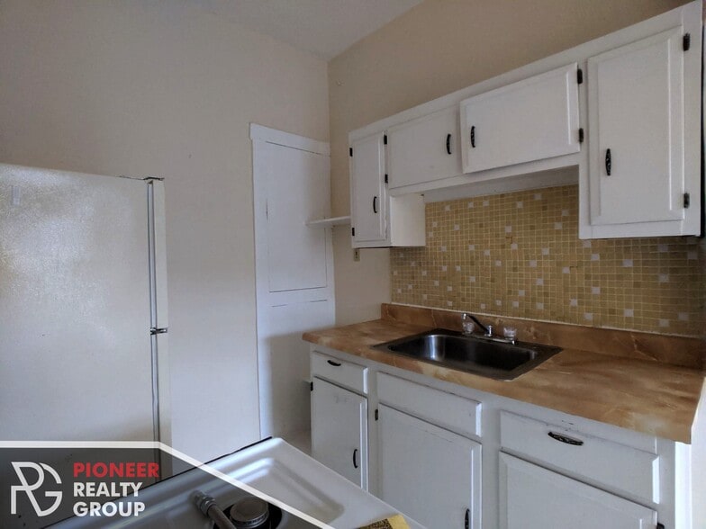 Building Photo - 2234 W Wilson Ave