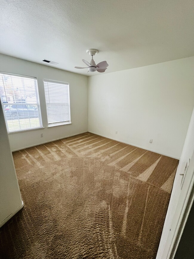 Building Photo - 575 W Cinnamon Ave