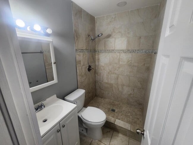 Building Photo - 522 E 5th St