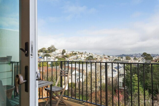 Building Photo - 25 Homestead