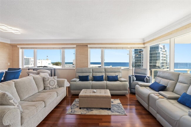 Building Photo - 3000 Holiday Dr