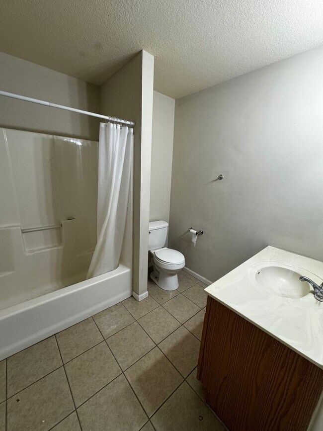 Building Photo - 460/462 Chris Dr.