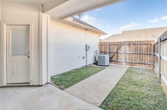 Building Photo - College Station - 3 bedroom / 3 bath Townhome, covered patio & back yard with one car garage.