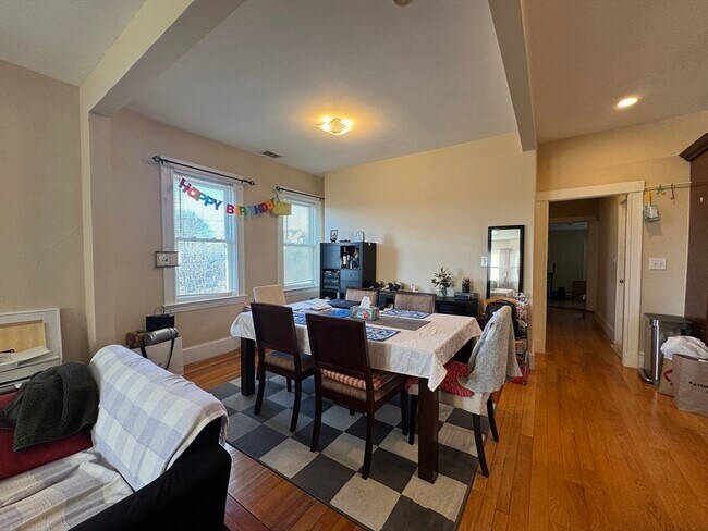 Building Photo - 28 Quirk St