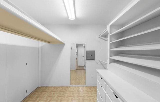 Building Photo - 6880 Hyde Park Dr