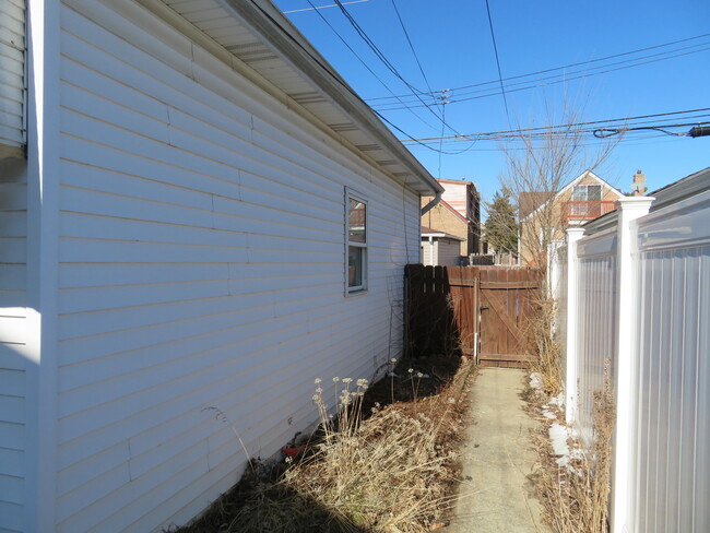 Building Photo - 6948 W Wellington Ave