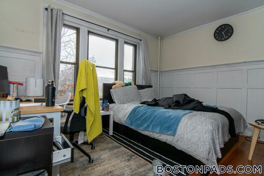 Building Photo - 448 Park Dr