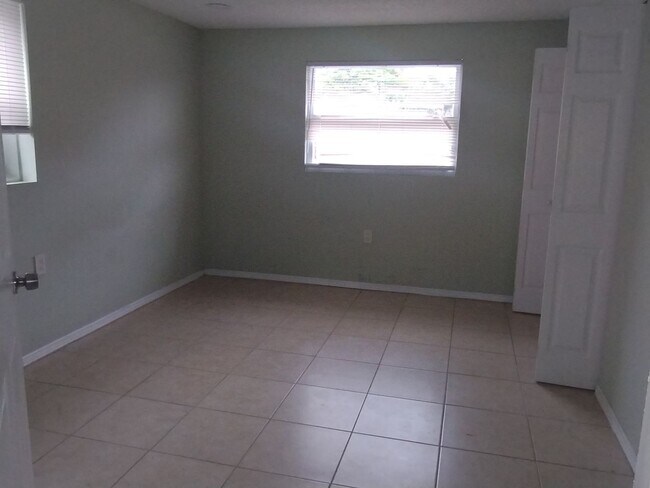 Building Photo - 3-bedroom, 2-bath home offering 1,554 squa...