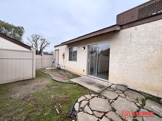 Building Photo - Cute 2 Bedroom Off Stockdale Hwy and California Ave!