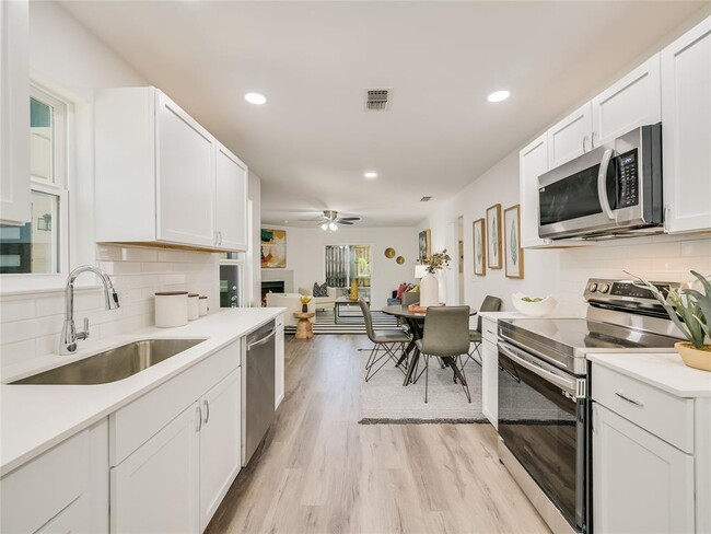 Building Photo - 903 Romeria Dr