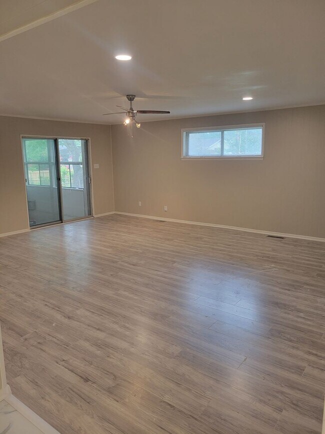 Building Photo - 6615 Blue Bird Dr