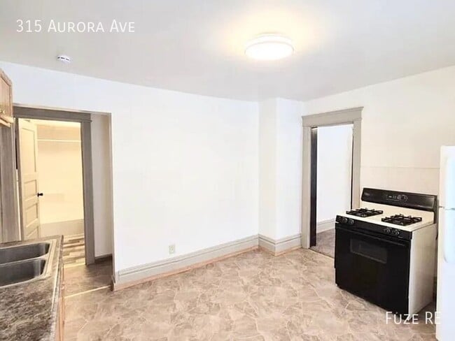 Building Photo - 315 Aurora Ave