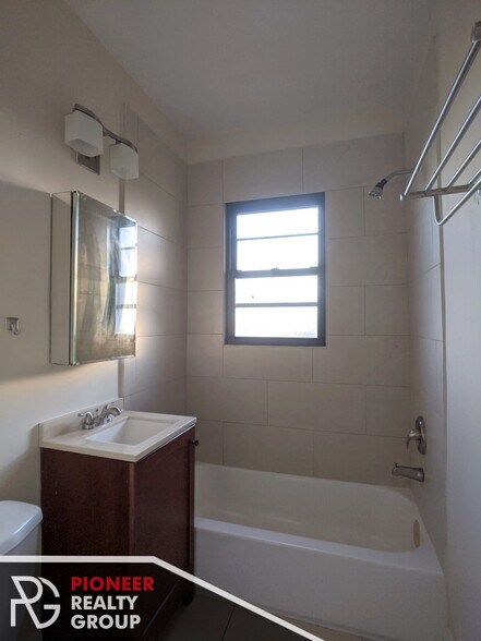 Building Photo - 4635 N Paulina St