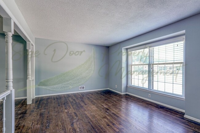 Building Photo - LOTS OF NATURAL SUNLIGHT!!!