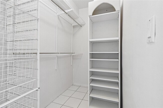 Building Photo - 1430 Brickell Bay Dr