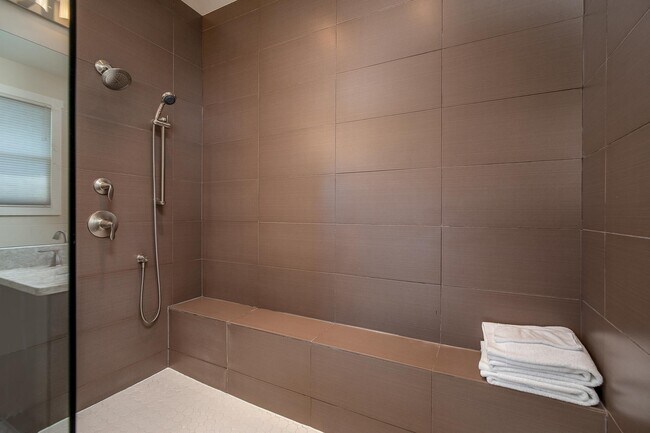 Building Photo - Charming Modern Home in Kenilworth