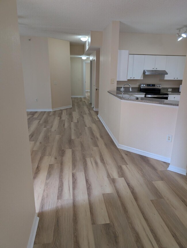 Building Photo - 350 Crestwood Cir
