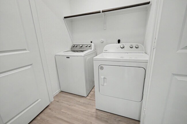 Building Photo - 3 Bed in The Silos | No Carpet + Appliances Included + Community Amenities!