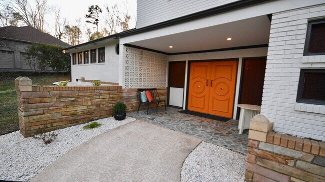 Building Photo - 5755 Doncaster Dr