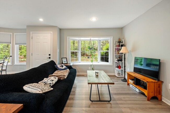 Building Photo - Nature Lovers 3 Bed 2 Bath Chapel Hill Ranch Available early August