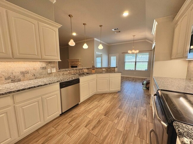Building Photo - Available Now! Stunning 3 Bedroom 2 Bath i...