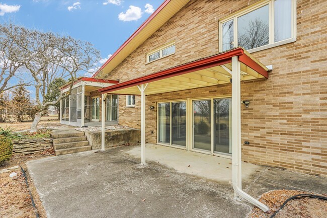 Building Photo - 1803 Golfview Dr