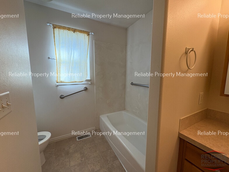 Building Photo - 1400 Falcon Dr