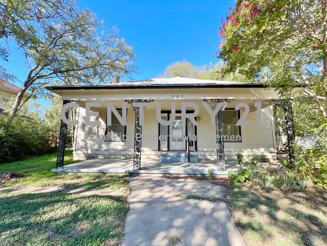 Primary Photo - Spacious 3/2 Within Walking Distance of UN...