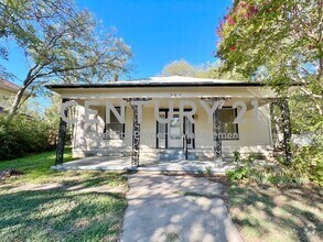 Building Photo - Spacious 3/2 Within Walking Distance of UN...